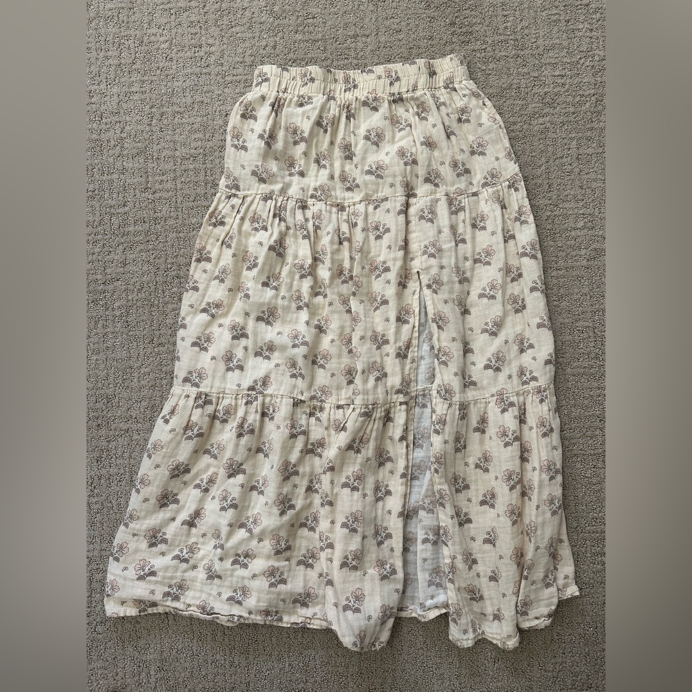 Rylee and Cru women’s skirt, has a slit and elastic waist. %100 cotton